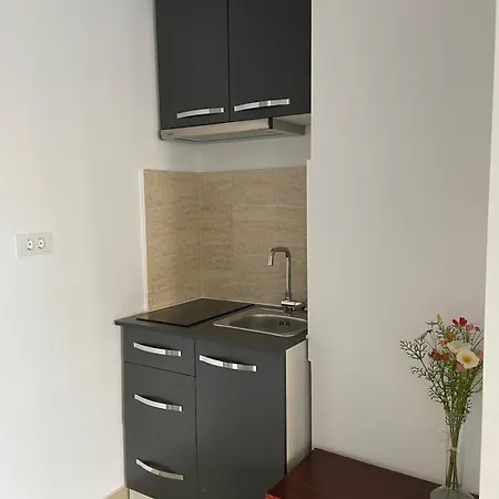 Minimalist Place Boekarest
