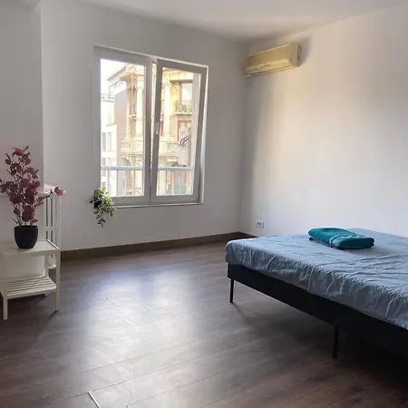 Minimalist Place Boekarest